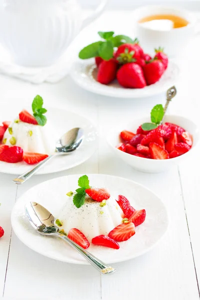 Romige Panna Cotta Met Aardbeien — Stockfoto