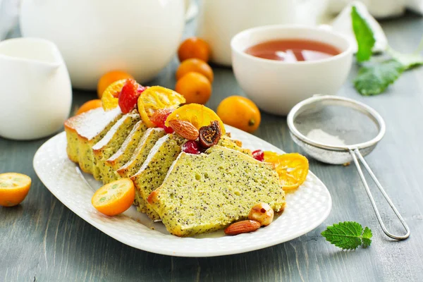 Haşhaş tohumlu limonlu kek ve şekerli meyve..