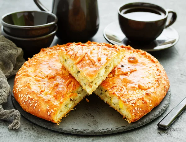 lezzetli balık köftesi, gri bir arka plan üzerine bir parça.