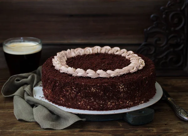 Schokoladenkuchen Mit Glasur Auf Dunklem Hintergrund — Stockfoto