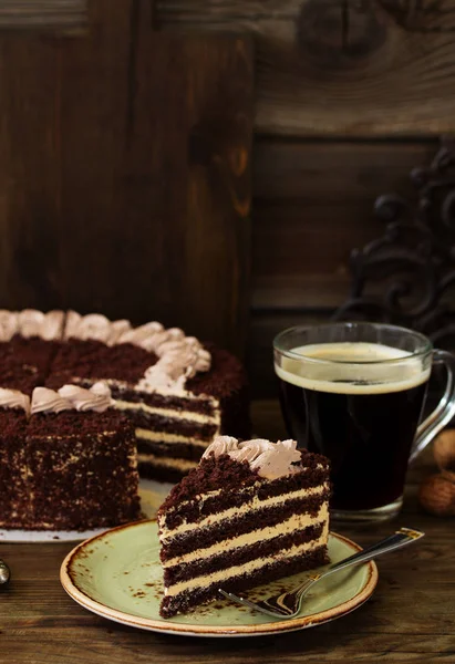 Pastel Chocolate Con Esmalte Sobre Fondo Oscuro — Foto de Stock