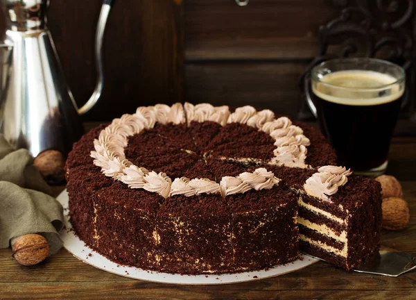 Chocoladetaart Met Glazuur Donkere Achtergrond — Stockfoto