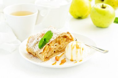 Tarçın ve dondurma topu ile elma strudel.