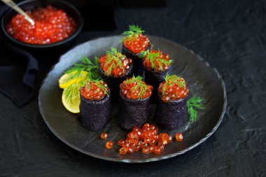 Mürekkep balığı mürekkebi kırmızı havyar ile krep. Rus mutfak.