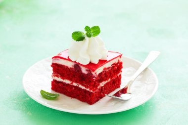 lezzetli kırmızı kadife kek bir plaka üzerinde bir parça.