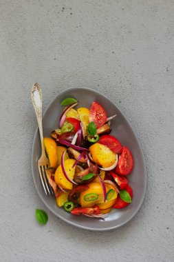 Vejetaryen salata taze domates, kırmızı soğan, fesleğen ve zeytin yağı ile.