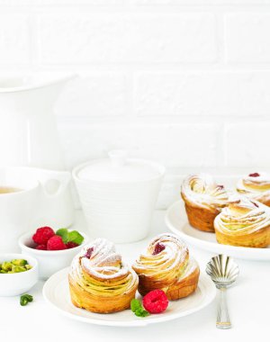 puf böreği ile antep fıstığı ve ahududu.