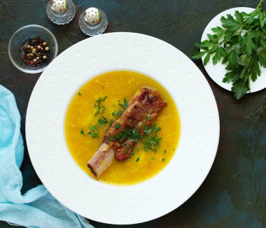 Kaburga füme bezelye çorbası..