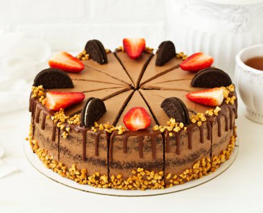 Sır ve taze çilek ile çikolatalı kek