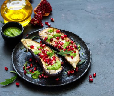 Pesto ve nar soslu fırında ızgara patlıcan.