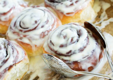 Tarçın ve ev yapımı buzlanma ile topuz.