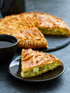 lezzetli balık köftesi, gri bir arka plan üzerine bir parça.