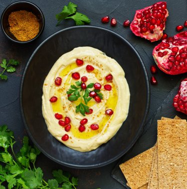 Geleneksel Humus, nar ve tahıl somun ile. seçici odak.