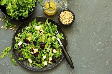 Roka, pancar ve peynir, taze salata.