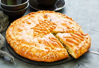 lezzetli balık köftesi, gri bir arka plan üzerine bir parça.