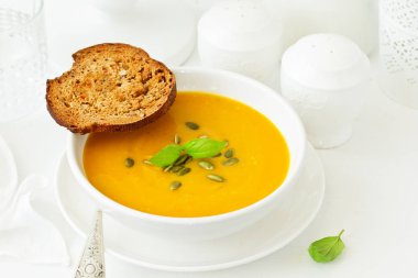 Taze ev yapımı balkabağı çorbası,