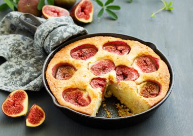 Taze ev yapımı börek incir ile.