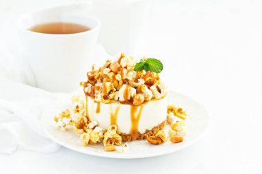 Patlamış mısır ve karamel ile lezzetli bir New York çikolatalı cheesecake. yakın çekim.