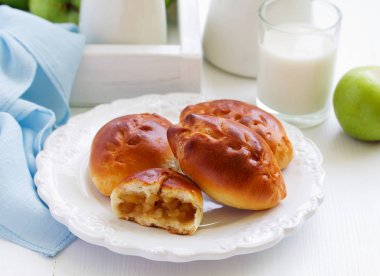 Elma doldurma ile taze küçük köftesi.