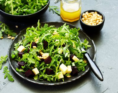 Roka, pancar ve peynir, taze salata.