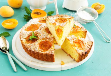 Kayısı ve badem ile Bisküvi pasta.