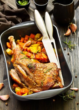 Sebzeli fırında hindi uyluk.