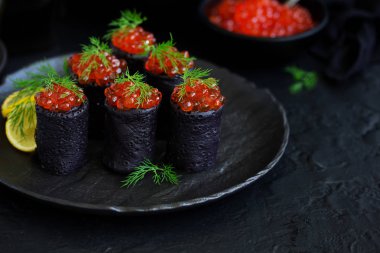 Mürekkep balığı mürekkebi kırmızı havyar ile krep. Rus mutfak.