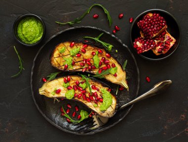 Pesto ve nar soslu fırında ızgara patlıcan.