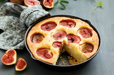 Taze ev yapımı börek incir ile.