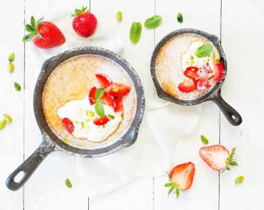 badem pasta krema ve çilek ile. Yukarıdan görüntülemek.