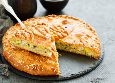 lezzetli balık köftesi, gri bir arka plan üzerine bir parça.