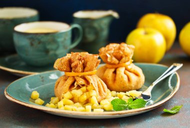 Rus krep elma ve karamel ile doldurulmuş.