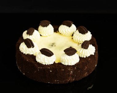 Cheesecake siyah kadife siyah arka plan üzerine