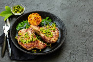 Bir kemik gremolat soslu domuz pirzola.