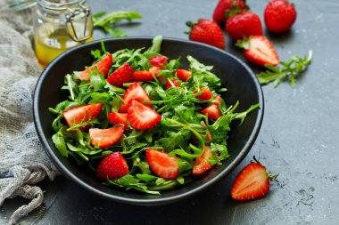 Roka, çilek ve badem ile taze salata. Seçici odak.