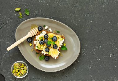 Süzme peynir, muz ve ballı sandviç. Yararlı kahvaltı.