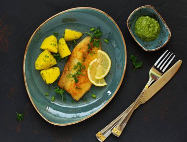 Kızarmış parça balık haşlanmış genç patates ile.