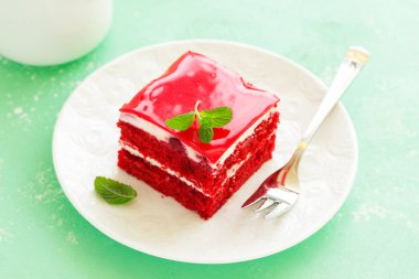 lezzetli kırmızı kadife kek bir plaka üzerinde bir parça.