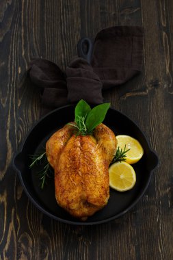 Limonlu ve otlu fırında tavuk.