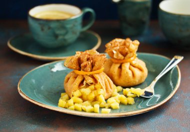 Rus krep elma ve karamel ile doldurulmuş.