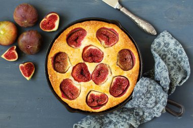 Taze ev yapımı börek incir ile.