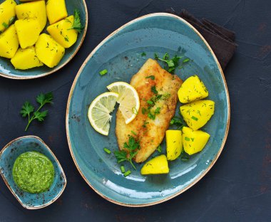 Kızarmış parça balık haşlanmış genç patates ile.