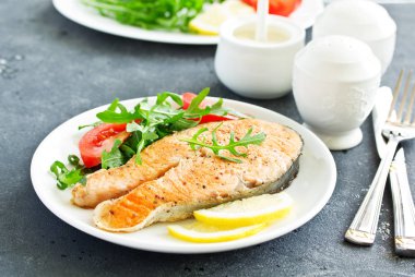Krema soslu ızgara somon Steak.