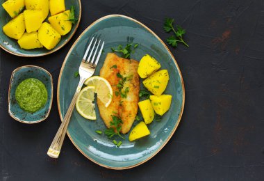 Kızarmış parça balık haşlanmış genç patates ile.