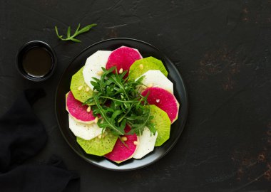 Turp, roka ile üç derece üzerinden taze salata.