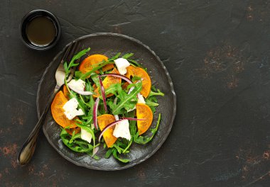 Roka, hurma ve peynirli taze salata..