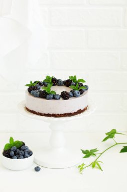 Böğürtlenli ve böğürtlenli, fırınlanmamış peynirli kek..