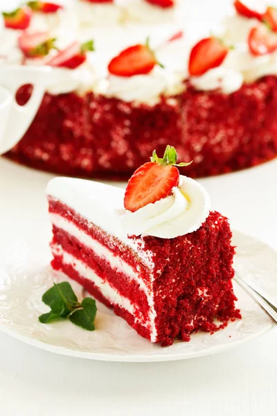 Ένα Κομμάτι Νόστιμο Κόκκινο Βελούδο Κέικ Ένα Πιάτο — Φωτογραφία Αρχείου
