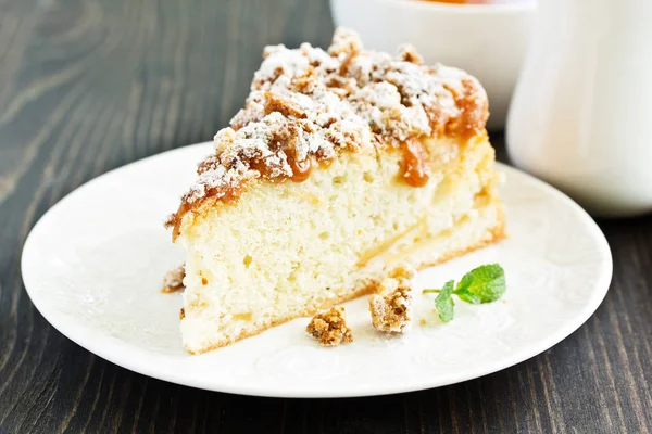 Apple Cake Caramel Crumble — Stock Photo, Image