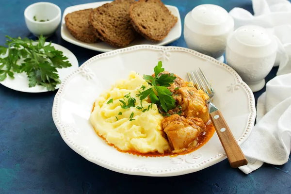 Hühnerragout Mit Paprika Und Kartoffelpüree — Stockfoto